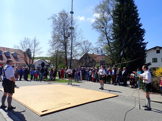 Gaiselschnalzer vor dem Maibaum