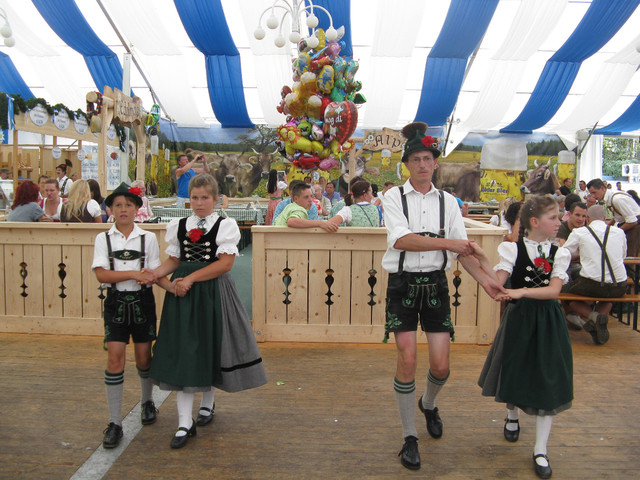 gemeinsam mit allen Paaren des Gauverbandes im Festzelt