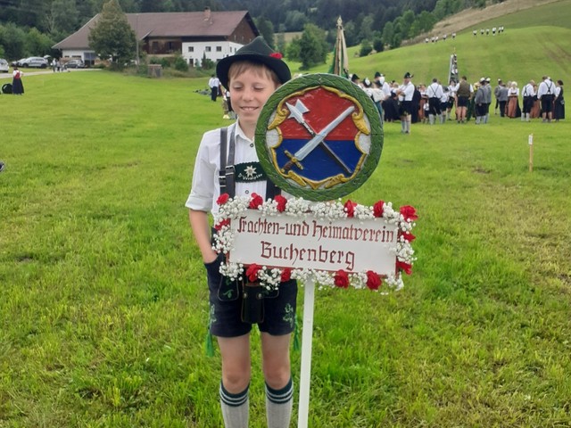Simon mit unserem Schild