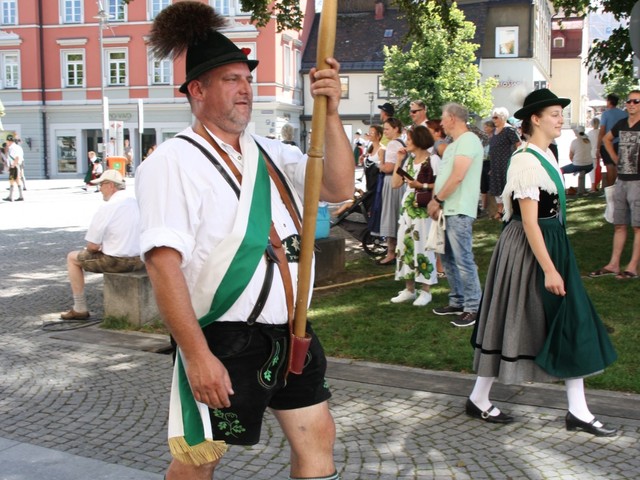 2. Vorstand mit der Fahne