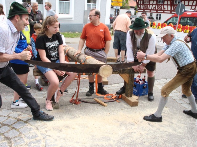 Beim Wettsägen in Aktion