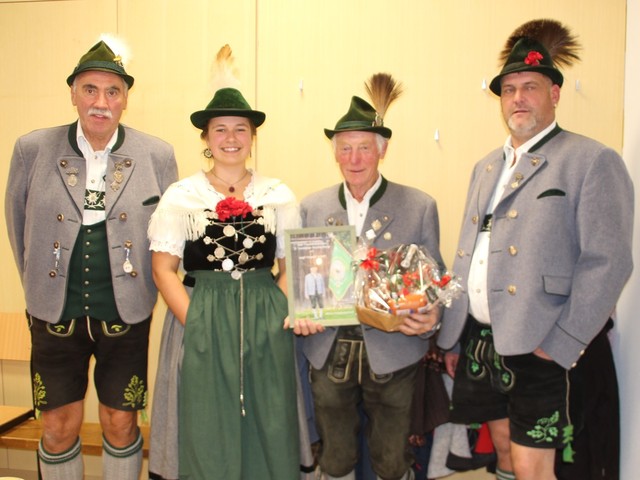 German Waldburger wurde für 75 Jahre aktive Mitgliedschaft geehrt; höchste Anerkennung zollte auch Gauvertreter Dieter Häringer