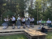 Die Jugend auf der Bühne beim Waldfest der Feuerwehr