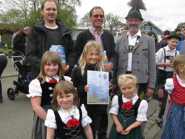 Die glücklichen Gewinner der Maibaumverlosung mit ihren Glücksfeen: Lea Rist hat den Maibaum 2014 gewonnen